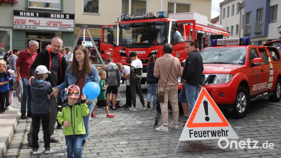 Die Feuerwehr präsentierte sich und warb zugleich um Nachwuchs. Das Interesse war enorm. Bild: frd