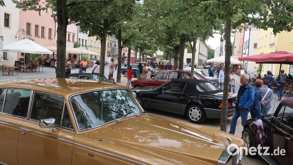 Auch am Unteren Markt parken die Oldtimer. Bild: Kunz
