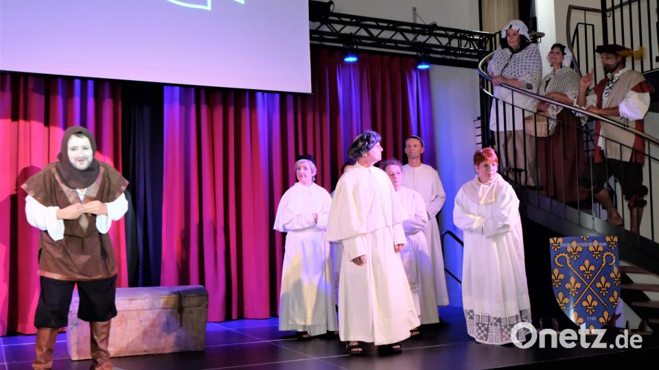 Klostergeist Nicklein Merklin (links) erinnert immer wieder an den Wahlspruch des Prämonstratenser-Ordens: "Ad omne paratus - bereit zur guten Tat". Bild: do