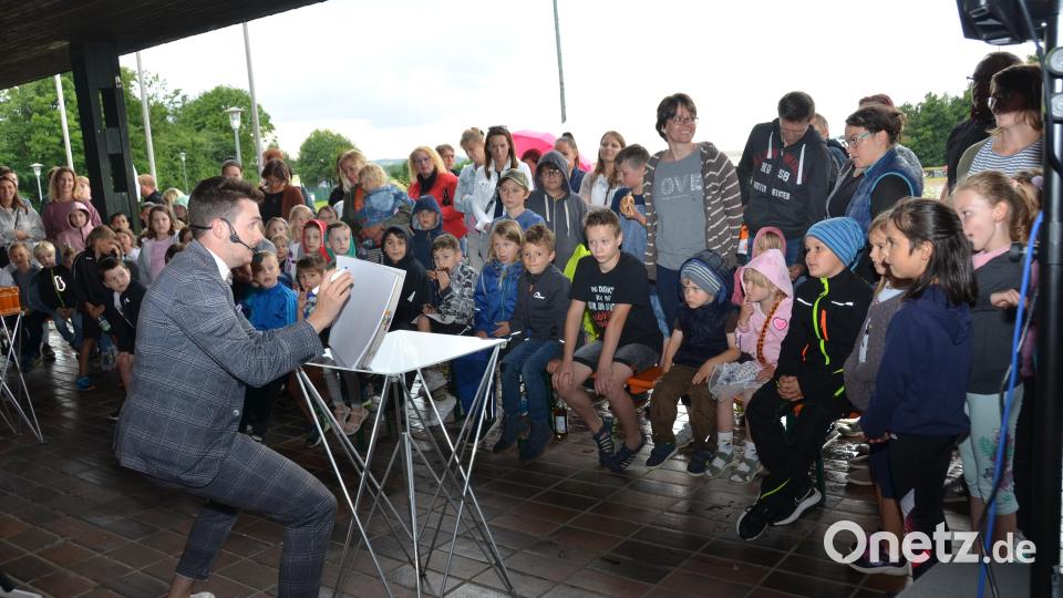 Der Zauberer Marius Koslowski verzückte nicht nur die Kinder, als er genau die Zahl erriet, die sich eine Zuschauerin zuvor geheim gemerkt hatte. Bild: dob