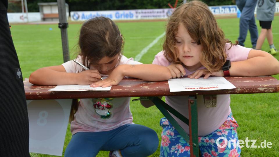 Knifflig waren die Fragen beim Quiz für die Kinder auf jeden Fall. Wann fusionierten die Jugendabteilungen der SpVgg und des SV Altenstadt? Oder welches Maskottchen haben die Jugendabteilungen? Bild: dob