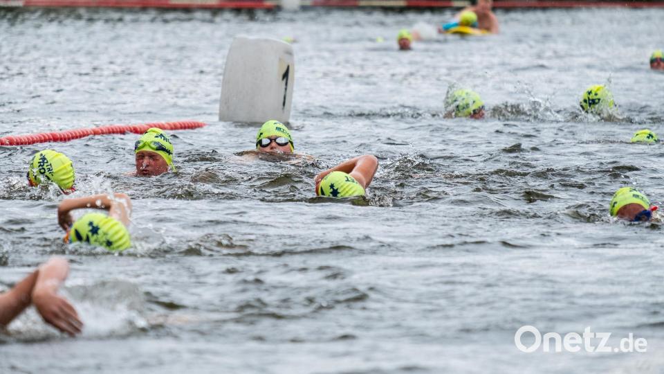Bei angenehmen Wassertemperaturen ging es für die Teilnehmer auf die 200-Meter-Schwimmstrecke im Kösseinebad. Bild: fpoz