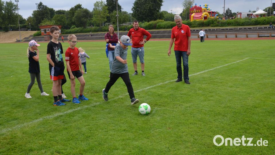 Mit einem bunten Spielenachmittag organisierten die SpVgg-Verantwortlichen um Vorsitzenden Uli Münchmeier auch ein turbulentes und fröhliches Spielefest im Sportzentrum, das bestens bei Jung und Alt ankam. Selbst ein kurzer Regenschauer am Nachmittag konnte die Spielleidenschaft nicht ausbremsen. Bild: dob
