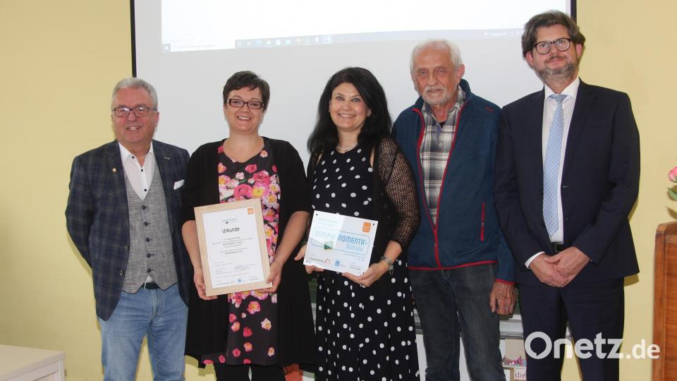 Bürgermeister Toni Dutz, Miniphänomenta-Botschafterin Eva Hinterhuber, Rektorin Inge Dick, Rektor a. D. Adalbert Busl und Schulamtsdirektor Armin Engel (von links) freuten sich über die Rezertifizierung. Bild: wro