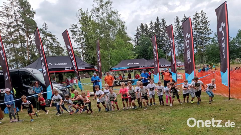 Die Kinder der Jahrgänge 2015/2016 beim Start zum 200-Meter-Lauf. Anschließend ging es für einen Kilometer aufs Rad und nochmals zum Laufen über 200 Meter. In dieser Altersklasse waren die Kinder aus Waldershof stark vertreten. Bild: fpoz