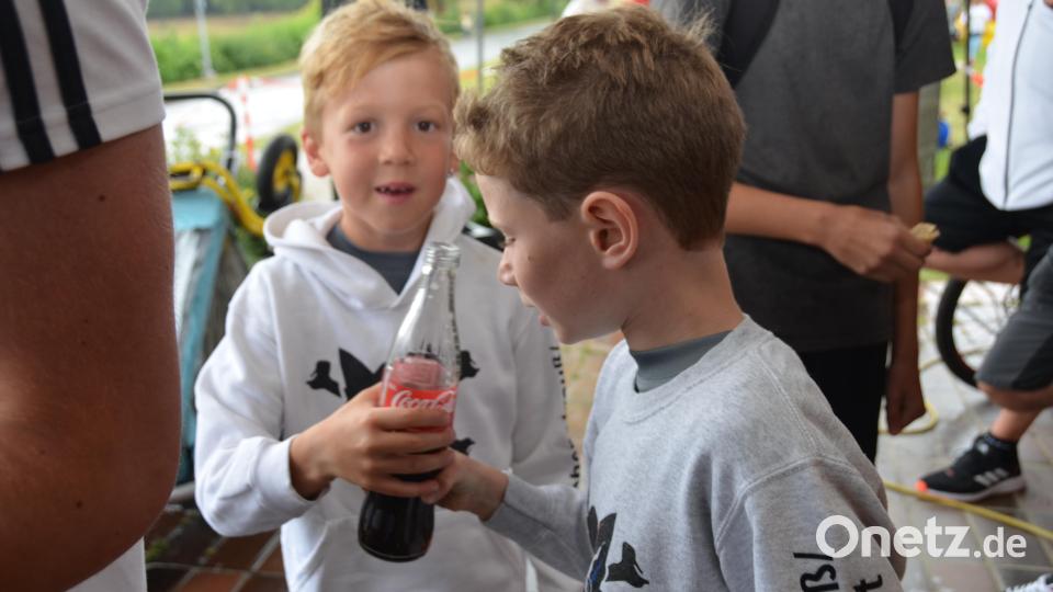 Zwei die sich bestens verstehen: Jonas und Tim teilen sich ein Getränk, bevor es wieder auf die große Spielwiese geht. Bild: dob