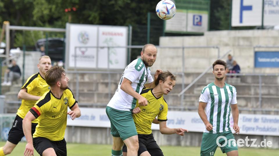 Noah Majdic (Zweiter von rechts) vom FC Amberg will in dieser Szene den Gebenbacher Neuzugang Friedrich Lieder (Mitte) am Kopfball hindern. Marco Helleder und Kapitän Lennard Müller (von links) vom FC Amberg und Bastian Freisinger (rechts) von der DJK Gebenbach sind Beobachter der Szene. Bild: Hubert Ziegler