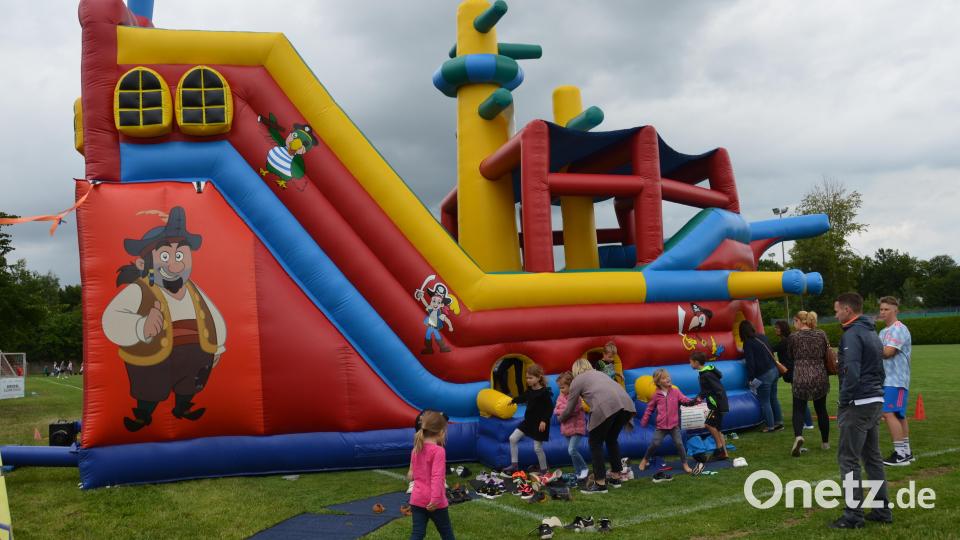 Völlig losgelöst konnten sich die kleinen Gäste in dieser riesigen und weichen Spielstation austoben. Bild: dob