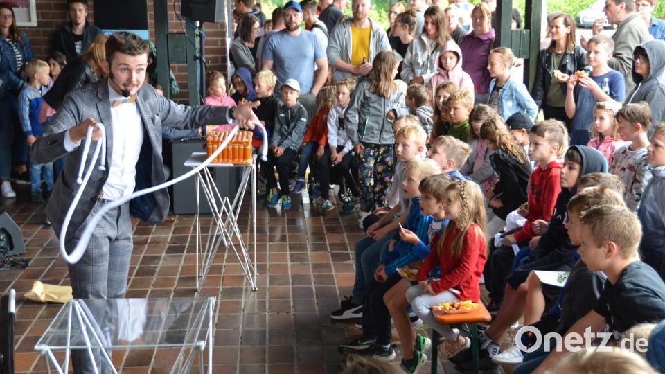 Mit den Seilen führte der Zauberer Marius Koslowski etliche Kunststücke vor. Bild: dob