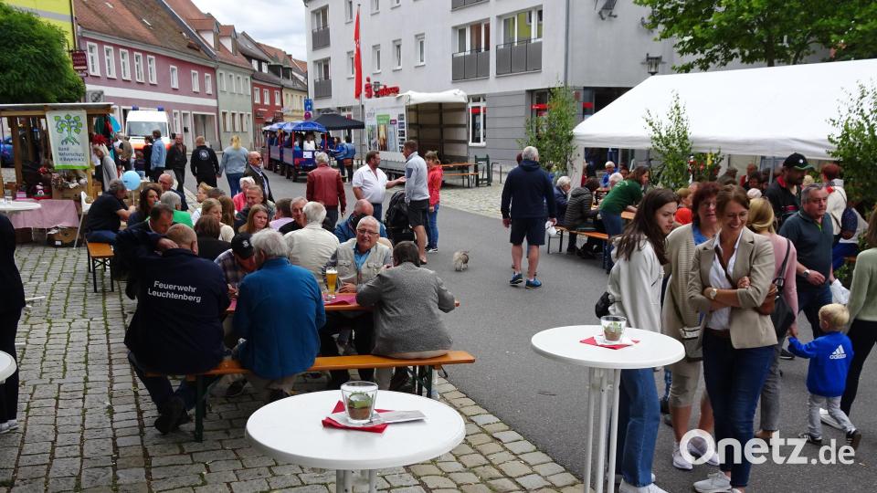 Bei den auch noch am späten Abend angenehmen Temperaturen ließ es sich unter freiem Himmel gut feiern. Bild: hm