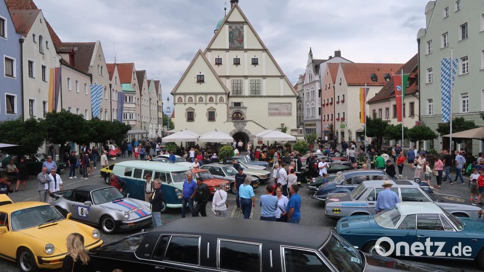 Oldtimer-Schaulaufen in der Fußgängerzone. Bild: Kunz