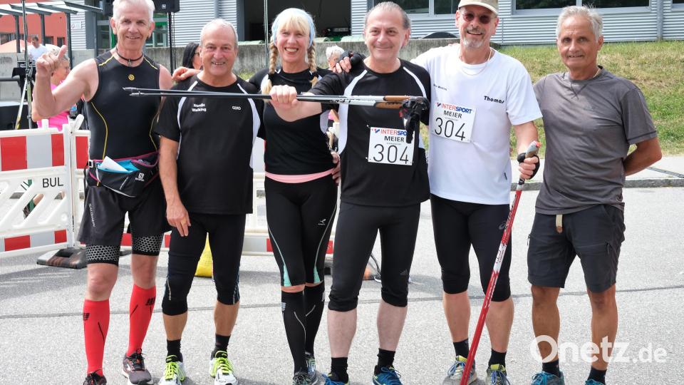 Wolfgang Flügel, Gerd Sichler und Annette Sichler (von links) gewannen die gemischte Walking-Konkurrenz, Bruno Arndt, Thomas Kirschner und Jürgen Damm (von rechts) siegten in der Herren-Staffel. Bild: Hirsch