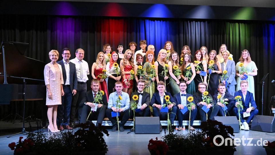 Auch bei der zweiten Feierlichkeit gab es für die besten Schüler eine Sonnenblume und wertvolle Geschenke vom Förderverein. Bild: Claudia Köppel