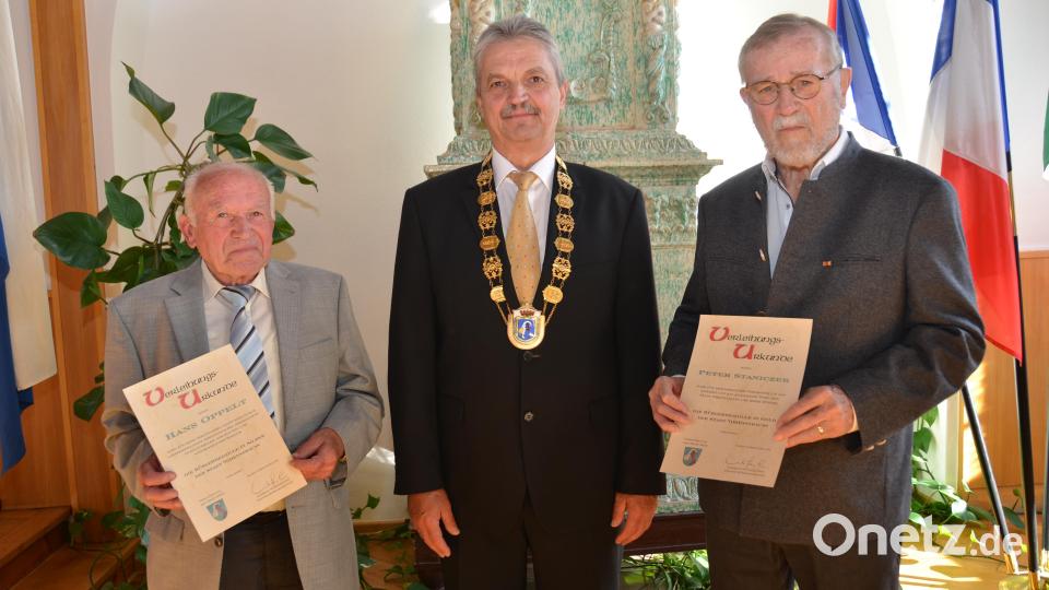 Kreisheimatpfleger Peter Staniczek (rechts) erhielt die Bürgermedaille in Gold und Hans Oppelt (links) in Silber. Bürgermeister Andreas Wutzlhofer lud deshalb beide Männer, die sich durch hohes ehrenamtliches Engagement in der Stadt auszeichneten, mit ihren Familien und vielen Gästen in den großen Rathaussaal zu einer Feierstunde ein. Bild: dob