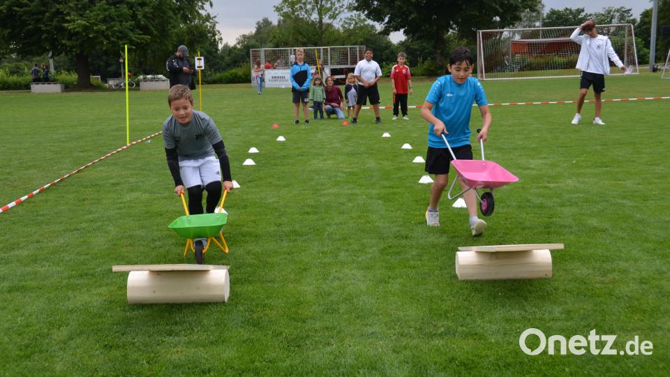 Mit einer Schubkarre über Wippen zu laufen und wieder zurück zum Ausgangspunkt, verlangte den Teilnehmern viel Geschick ab. Bild: dob