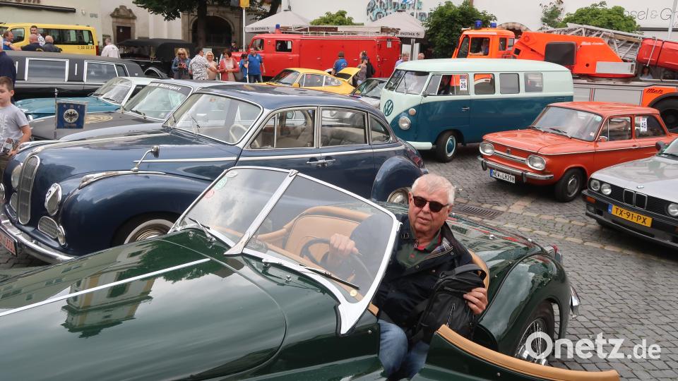 Oldtimer-Schaulaufen in der Fußgängerzone. Bild: Kunz