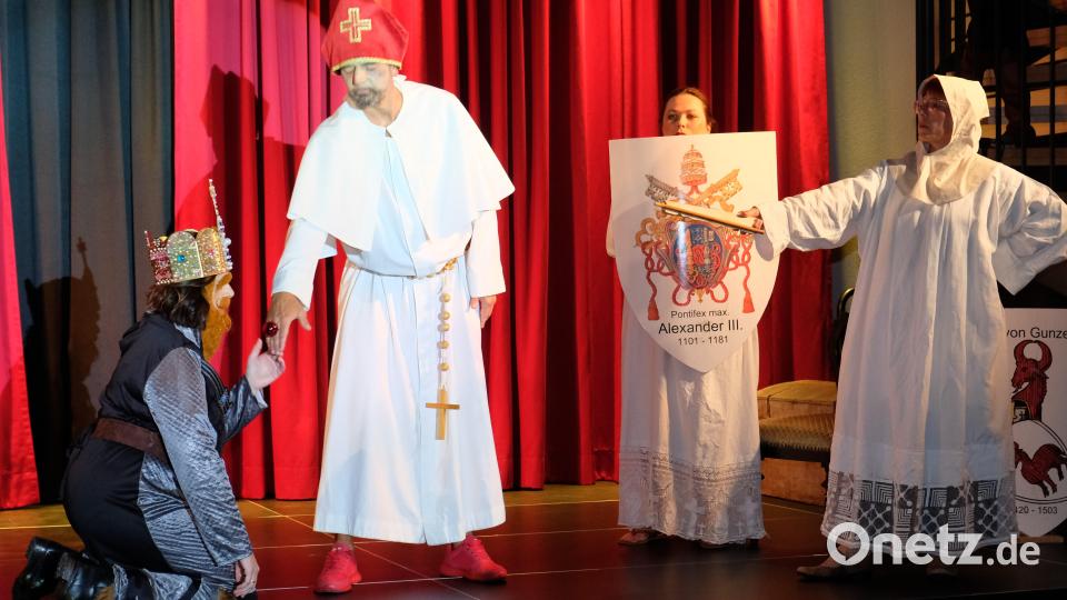 Die Stifterurkunde fürs Kloster stellt Kaiser Barbarossa (links) schon 1163 aus. 1181 folgt der Schutzbrief von Pontifex Alexander III. Bild: do