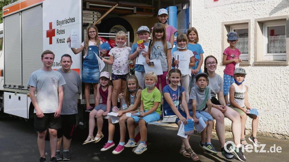 Abwechslungsreiche Stunden für Mädchen und Buben verspricht das Ferienprogramm 2022, das am Freitag in Waldsassen vorgestellt wurde. Das Bild zeigt die Teilnehmer beim Angebot des Jugendrotkreuzes im vergangenen Jahr. Archivbild: hmr
