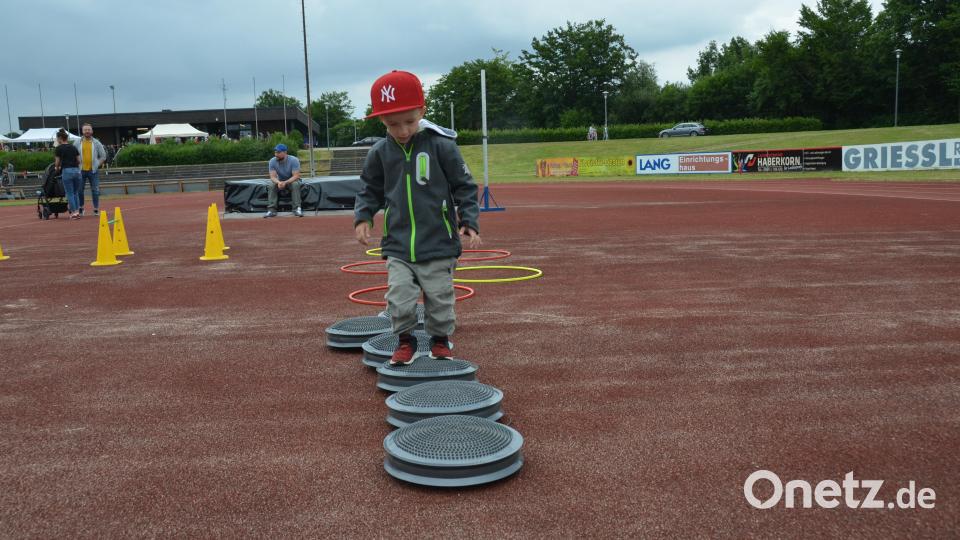 Der dreijährige Noah hüpfte voller Freude über die balancierenden Hindernisse. Bild: dob