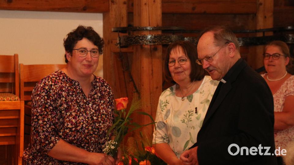 Vorsitzende Andrea Zeitler dankte Elke Burger (Mitte) für ihren unermüdlichen Einsatz für die Frauen und überreichte der überraschten Bezirksvorsitzenden eine Blühpflanze. Bild: rpp
