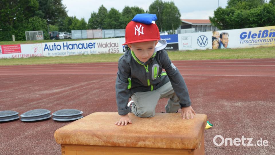 Nach der Balance kam der Sprung über ein Hindernis. Nicht ganz einfach mit einem Sandsäckchen auf dem Kopf. Bild: dob
