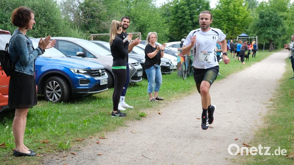 Die Läufer bekamen Beifall von den Zuschauern an der Strecke. Bild: Hirsch