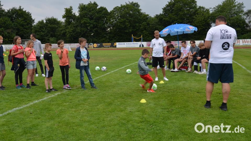 Mit einem bunten Spielenachmittag organisierten die SpVgg-Verantwortlichen um Vorsitzenden Uli Münchmeier auch ein turbulentes und fröhliches Spielefest im Sportzentrum, das bestens bei Jung und Alt ankam. Selbst ein kurzer Regenschauer am Nachmittag konnte die Spielleidenschaft nicht ausbremsen. Bild: dob
