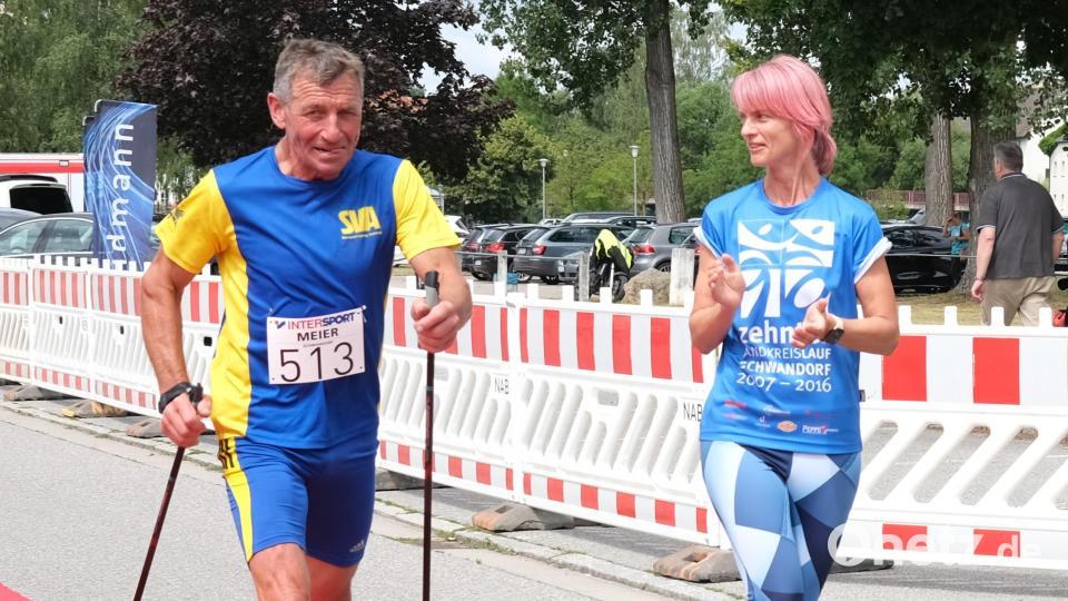 Peter Diermeier startete für die Sportabzeichen-Fans Oberviechtach und lbekam Unterstützung auf den letzten Metern. Bild: Hirsch