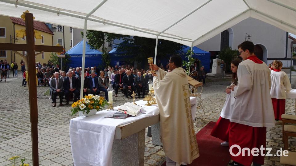 Pfarrvikar Pater Robin Joseph Georg leitete mit einem Festgottesdienst den Sonntag ein. Bild: hm