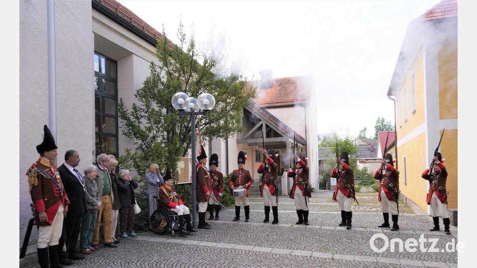Die &quot;Historisch Hochfürstlich Lobkowitzsche Grenadiergarde der Gefürsteten Grafschaft Störnstein&quot; schießt das Waldthurner Bürgerfest mit einem Salutschuss an. Mit dabei, das Fürstenehepaar aus dem tschechischem Krimice bei Pilsen, Fürstin Elisabeth von Lobkowicz (Dritte von links) sowie Fürst Jaroslav von Lobkowicz (Vierter von links) sowie Bürgermeister Josef Beimler (Zweiter von links) Bild: fvo