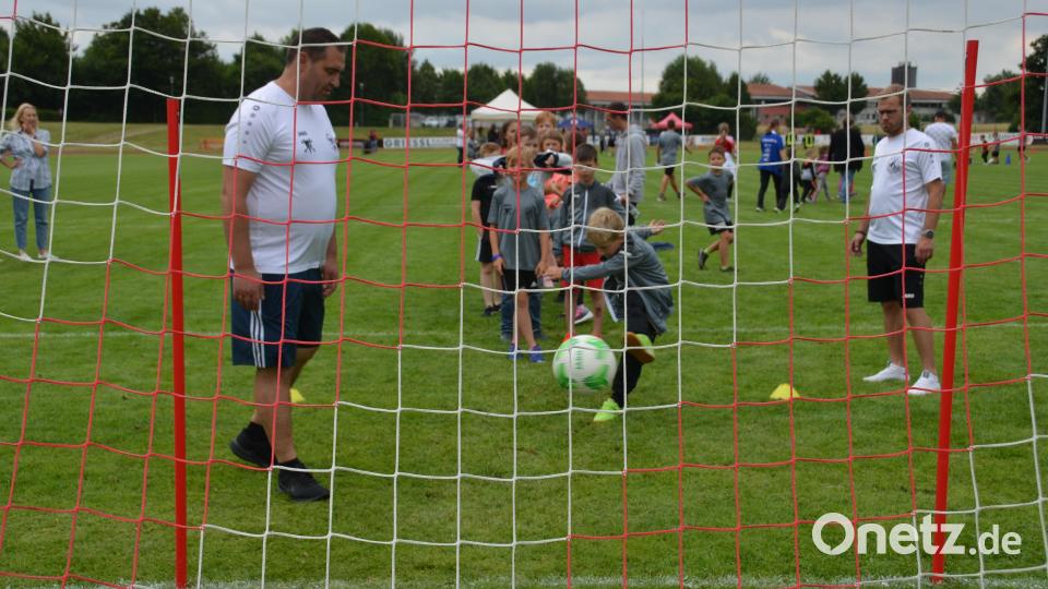 Mit einem bunten Spielenachmittag organisierten die SpVgg-Verantwortlichen um Vorsitzenden Uli Münchmeier auch ein turbulentes und fröhliches Spielefest im Sportzentrum, das bestens bei Jung und Alt ankam. Selbst ein kurzer Regenschauer am Nachmittag konnte die Spielleidenschaft nicht ausbremsen. Bild: dob
