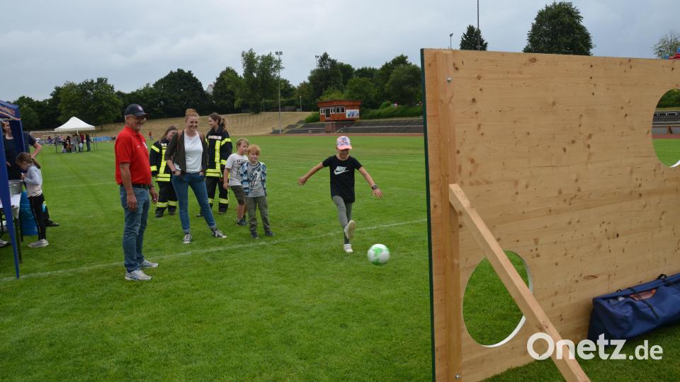 Mit einem bunten Spielenachmittag organisierten die SpVgg-Verantwortlichen um Vorsitzenden Uli Münchmeier auch ein turbulentes und fröhliches Spielefest im Sportzentrum, das bestens bei Jung und Alt ankam. Selbst ein kurzer Regenschauer am Nachmittag konnte die Spielleidenschaft nicht ausbremsen. Bild: dob