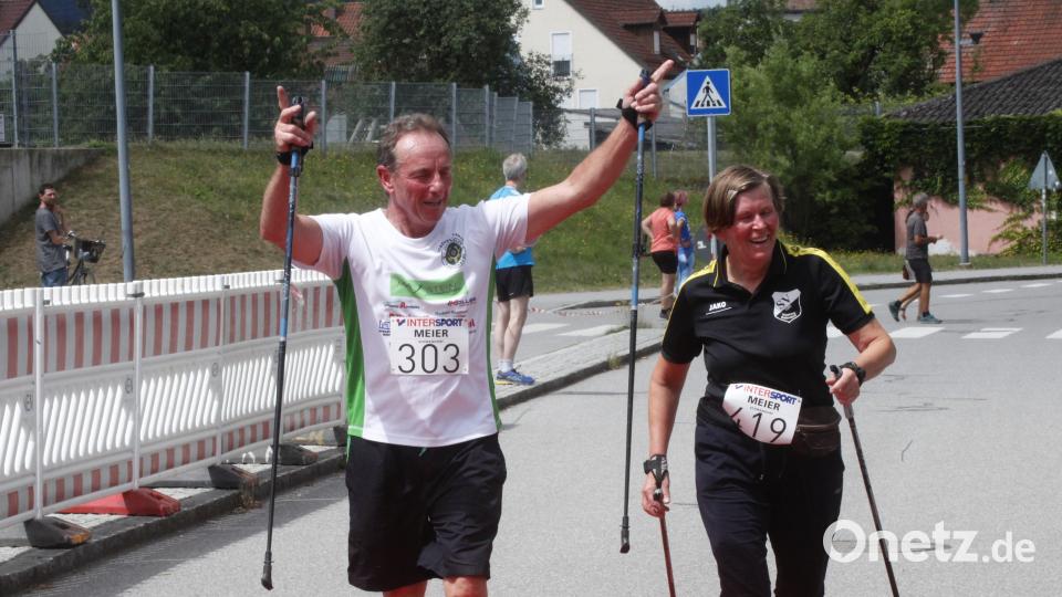Geschafft: Jubelnd marschierte dieser Walker durchs Ziel in Nittenau. Bild: Hirsch