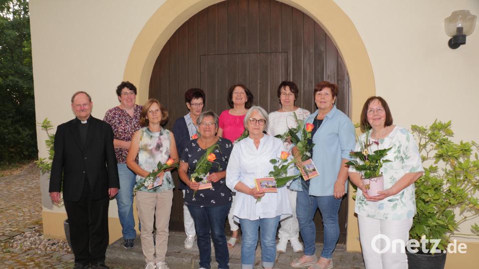 15 langjährige Mitglieder zeichnete der Frauenbundes in Kastl aus. Im Bild: (vorne, von links) Pfarrer Heribert Stretz, Anita Wolf, Rosa Dötsch, Renate Zaloga sowie (hinten, von links) Andrea Zeitler, Sieglinde Walter, Elisabeth Streng, Evi Sertl, Maria Uhl und Bezirksvorsitzende Elke Burger. Bild: rpp