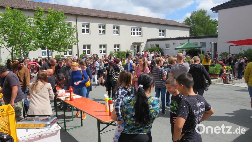 Viel Spass hatten die Schüler und Gäste beim Fest im Pausenhof Bild: adj