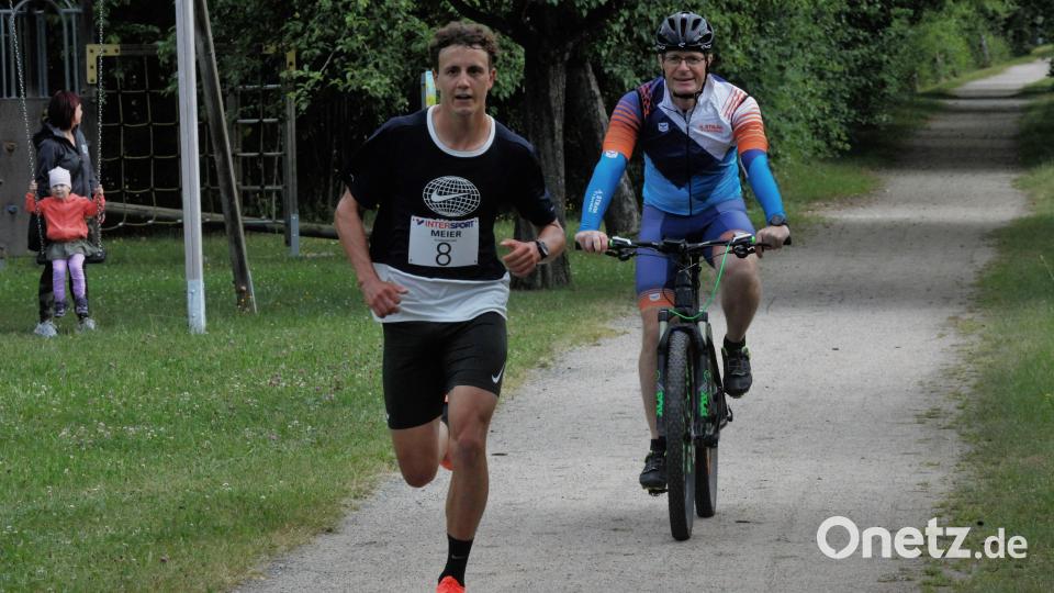 Fahrradfahrer begleiteten die Läufer auf der 63 Kilometer langen Strecke. Bild: Hirsch