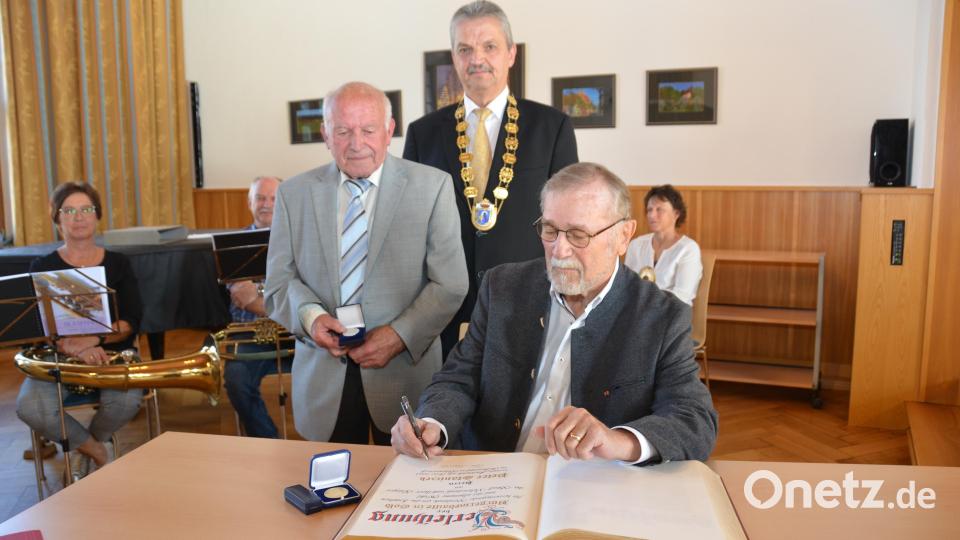 Kreisheimatpfleger Peter Staniczek (sitzend) und Hans Oppelt (links) sind die beiden neuen Bürgermedaillenträger der Stadt Vohenstrauß. Bürgermeister Andreas Wutzlhofer überreicht die Auszeichnung in Gold und erstmals auch in Silber. Bild: dob