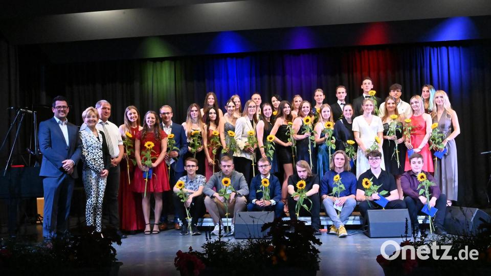 Für alle Schüler mit einem Notendurchschnitt bis einschließlich 1,9 gab es eine Sonnenblume. Zum Ergebnis der Gruppe I gratulierten (links, von vorne nach hinten) stellvertretender Schulleiter Bernhard Planner, Schulleiterin Gabriele Dill und Dr. Roland Nitsche vom Förderverein. Bild: Claudia Köppel