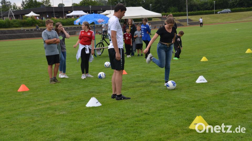 Mit einem bunten Spielenachmittag organisierten die SpVgg-Verantwortlichen um Vorsitzenden Uli Münchmeier auch ein turbulentes und fröhliches Spielefest im Sportzentrum, das bestens bei Jung und Alt ankam. Selbst ein kurzer Regenschauer am Nachmittag konnte die Spielleidenschaft nicht ausbremsen. Bild: dob