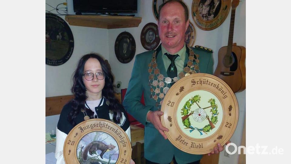Das Bild zeigt den neuen Schützenkönig Peter Riedl und die neue Jungschützenkönigin Sarah Schedl. Bild: Peter Riedl/exb