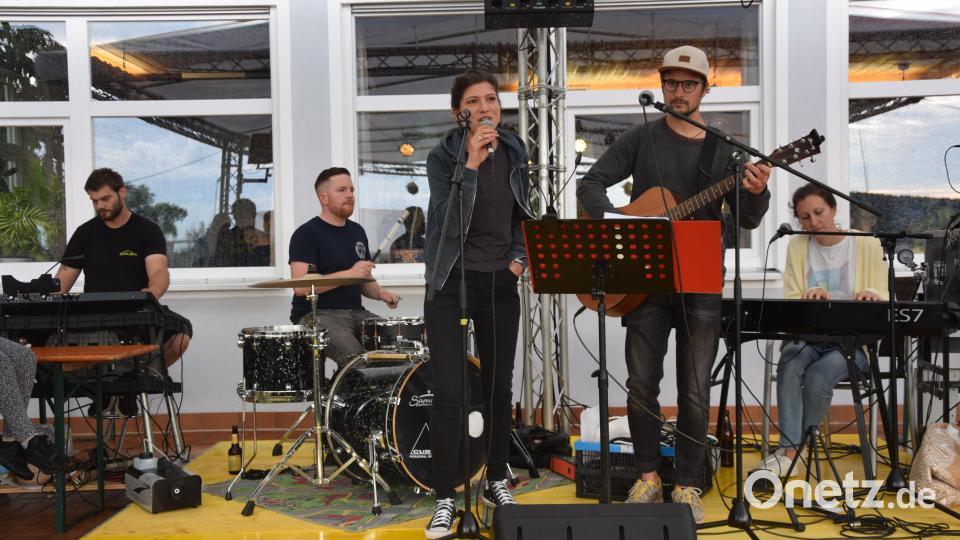 Tine und Band spielen auf bei der Dorfmeisterschaftsfeier. Bild: fz
