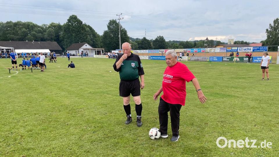 Vorsitzender Siegfried Pautsch eröffnet mit einem Pfiff die Dorfmeisterschaft und Ludwig Bock mit dem Anstoß die Hatz auf den Ball. Bild: fz