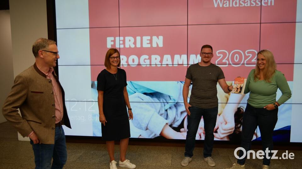 Voller Vorfreude präsentierten (von links) Bürgermeister Bernd Sommer, Kulturamtsleiterin Inge Frank sowie die Jugendbeauftragten Andreas Koch und Katja Bloßfeldt das Ferienprogramm 2022 der Stadt Waldsassen im Rathausfoyer. Bild: hmr