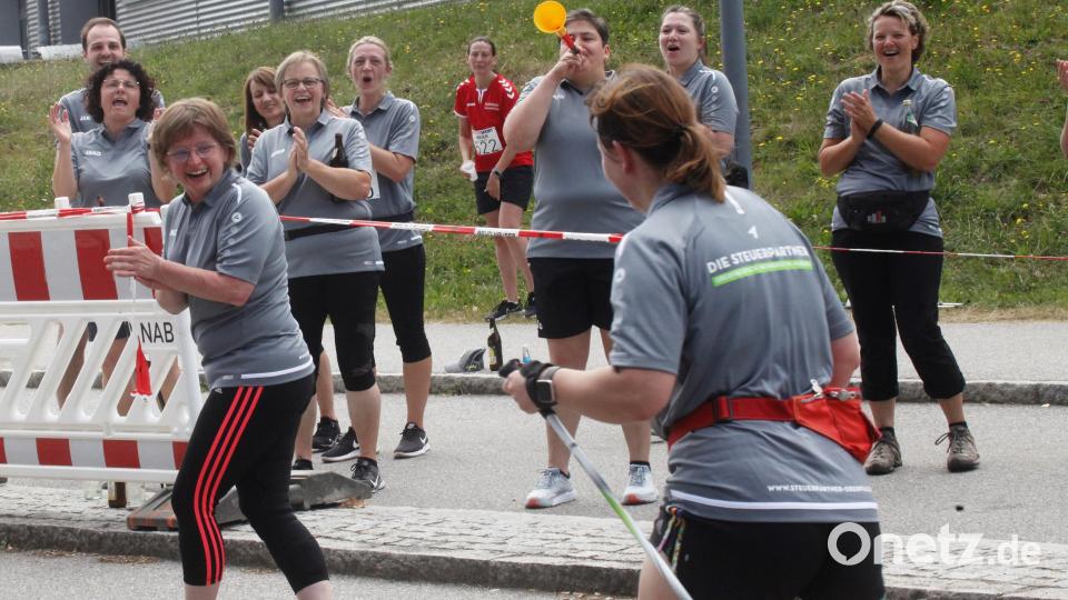 Die &quot;Steuerpartner&quot; waren gleich mit fünf Mannschaften vertreten und feuerten im Zieleinlauf ihre Kolleginnen an. Bild: Hirsch