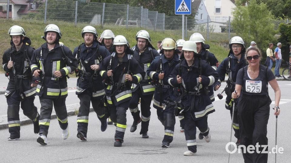 Die Aktiven der Feuerwehr Bergham ließen sich etwas Besonderes einfallen und liefen in voller Ausrüstung durchs Ziel. Bild: Hirsch