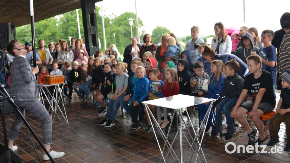 Zauberer Marius Koslowski brachte magische Momente mit in das Sportzentrum. Bild: dob
