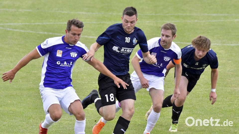 Szene aus der Begegnung FV Vilseck (dunkle Trikots) gegen TSV Detag Wernberg. Bild: Hubert Ziegler
