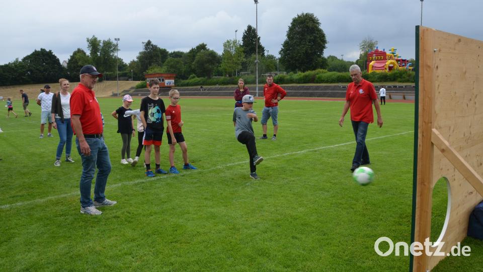 Das Torwandschießen des Patenschaftsverein kam bestens an. Der FC-Bayern-Fanclub betreute diese Station mustergültig. Bild: dob