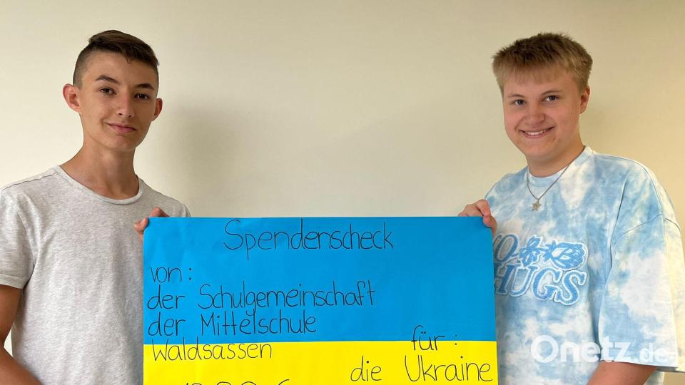 Schüler mit dem Spendenplakat, von links Louis Malzer und Luis Koch. Bild: Mittelschule Waldsassen/exb