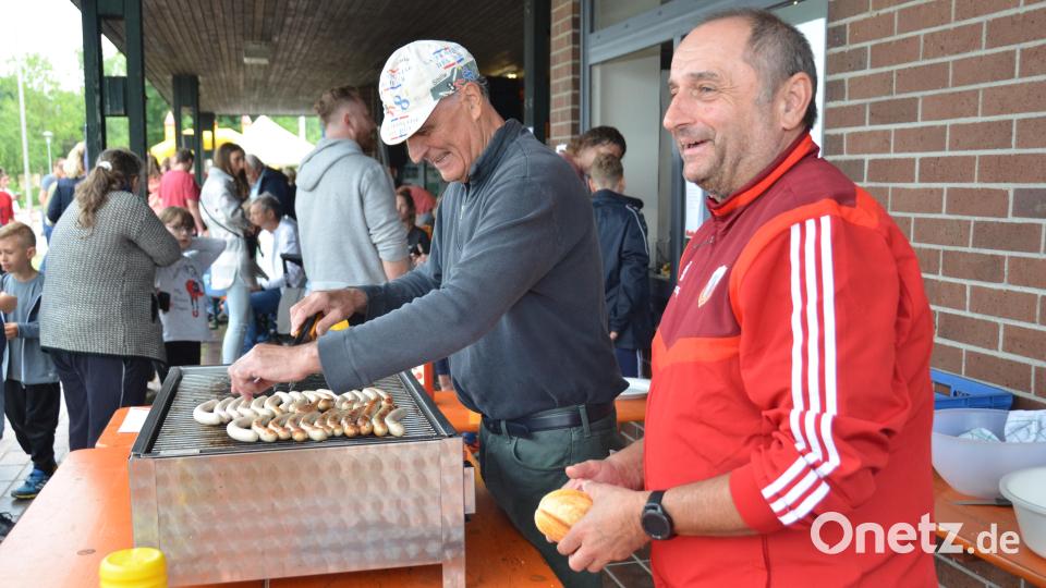 Den wohl heißesten Arbeitsplatz an diesem Nachmittag hatten dritter Vorsitzender Thomas Groß und Ausschussmitglied Manfred Schmid am Grillrost beim Bratwurstbraten. Bild: dob